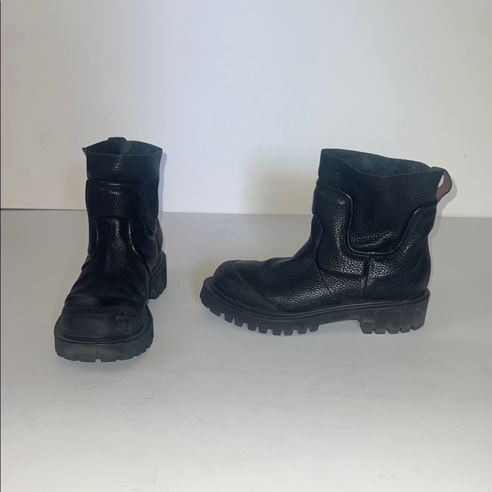 AS 9.8. Black Leather Chelsea Boots